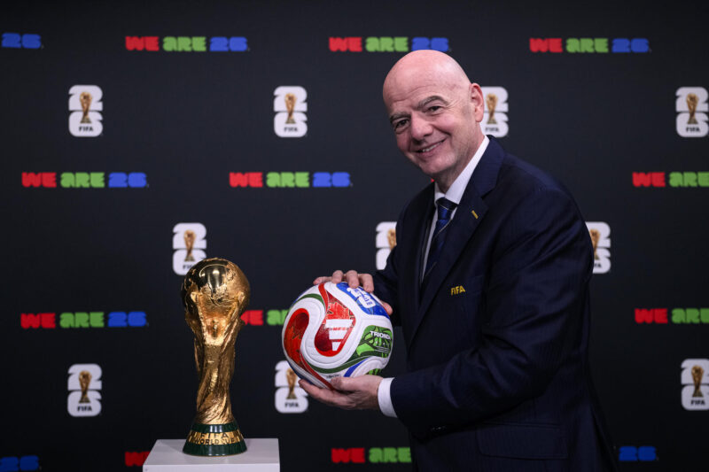 El presidente de la FIFA, Gianni Infantino, presenta el balón oficial de la Copa Mundial de 2026 en la sede del organismo. EFE/FIFA/ SOLO USO EDITORIAL Mundial 2026