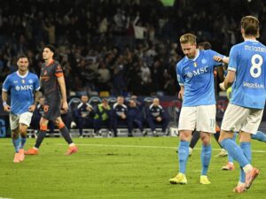Kevin De Bruyne pasará por el quirófano: ¿cuántos partidos se perderá? Kevin De Bruyne (C) nota la lesión tras anotar el gol de penalti del Nápoles contra el Inter FC, en la Serie A. EFE/EPA/CIRO FUSCO