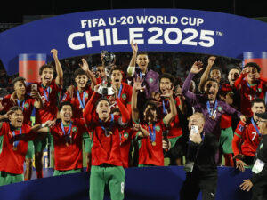 Jugadores de Marruecos levantan el trofeo de campeón, tras ganar la final de Mundial Sub-20 ante Argentina en Santiago de Chile. EFE/Elvis González