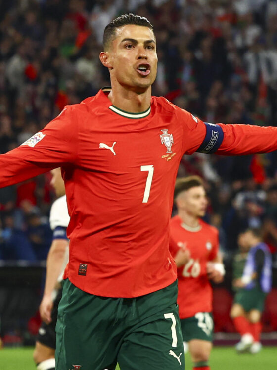 Cristiano Ronaldo, primer jugador de fútbol milmillonario. EFE/EPA/Anna Szilagyi