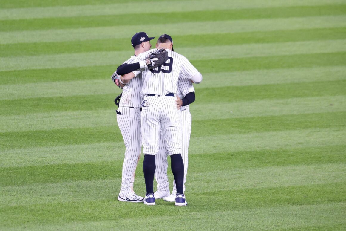 Aaron Judge de los New York Yankees (C) celebra este jueves con sus compañeros la victoria en el tercer juego de la Serie de Comodines de la Liga Americana de MLB sobre los Medias Rojas EFE/EPA/SARAH YENESEL