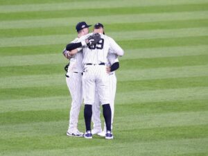 Aaron Judge de los New York Yankees (C) celebra este jueves con sus compañeros la victoria en el tercer juego de la Serie de Comodines de la Liga Americana de MLB sobre los Medias Rojas EFE/EPA/SARAH YENESEL