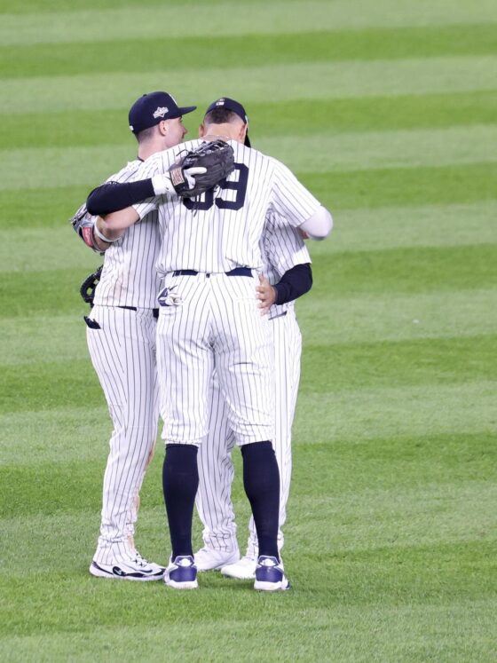 Aaron Judge de los New York Yankees (C) celebra este jueves con sus compañeros la victoria en el tercer juego de la Serie de Comodines de la Liga Americana de MLB sobre los Medias Rojas EFE/EPA/SARAH YENESEL