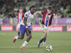 Luca Høyland (d) de Noruega disputa un balón con Gady Beyuku de Franciadurante un partido de cuartos de final de la Copa Mundial Sub-20. EFE/ Adriana Thomasa