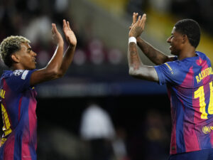 Jorge Ramos y Banda: Lamine Yamal le pone fuego al Clásico El delantero del Barcelona Marcus Rashford (d) celebra con Lamine Yamal tras marcar un gol durante el partido de la tercera jornada de la Liga de Campeones contra Olympiacos. EFE/ Siu Wu