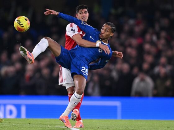 Chelsea rescata el punto jugando con 10 frente al Arsenal líder