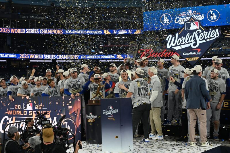 TORONTO (Canada), 02/11/2025.- The Los Angeles Dodgers celebrate on stage after the Dodgers defeated the Toronto Blue Jays in MLB World Series game seven in Toronto, Canada, 01 November 2025. EFE/EPA/EDUARDO LIMA
