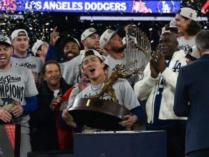 El lanzador japonés Yoshinobu Yamamoto (c), proclamado este sábado como el mejor jugador de la Serie Mundial, celebra en Toronto la conquista de su equipo por segundo año consecutivo. EFE/EPA/EDUARDO LIMA