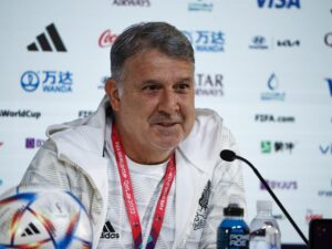 El seleccionador del equipo nacional mexicano, el argentino Gerardo 'Tata' Martino durante la rueda de prensa del equipo este viernes en el centro de prensa de Doha, Catar con motivo del partido contra Argentina correspondiente a la segunda jornada de la fase de grupos del Mundial de Qatar 2022 que se disputará mañana. EFE/ José Méndez