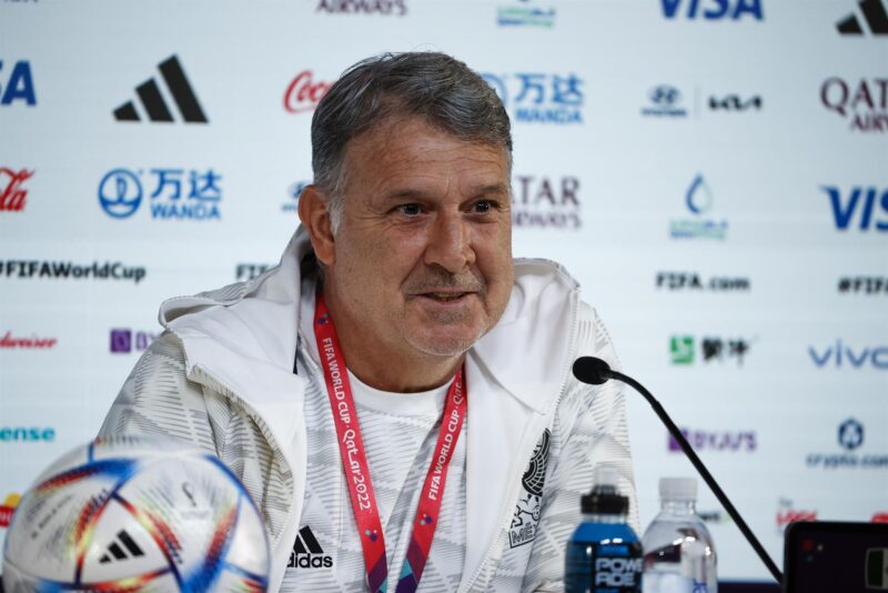 El seleccionador del equipo nacional mexicano, el argentino Gerardo 'Tata' Martino durante la rueda de prensa del equipo este viernes en el centro de prensa de Doha, Catar con motivo del partido contra Argentina correspondiente a la segunda jornada de la fase de grupos del Mundial de Qatar 2022 que se disputará mañana. EFE/ José Méndez