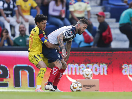 MEX9802. CIUDAD DE MÉXICO (MÉXICO), 29/11/2025.- Alejandro Zendejas (i) de América disputa un balón con Sergio Ramos de Monterrey este sábado, durante un partido por los cuartos de final del Torneo Apertura 2025 de la Liga MX, en el estadio Ciudad de los Deportes de Ciudad de México (México). EFE/Isaac Esquivel