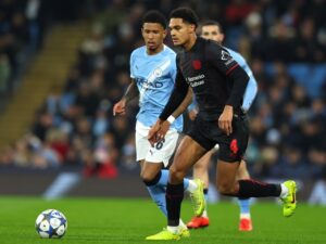 MANCHESTER (United Kingdom), 25/11/2025.- Leverkusen's Jarell Quansah (R) in action against Manchester City's Savinho (L) during the UEFA Champions League league phase match between Manchester City and Bayer Leverkusen in Manchester, Britain, 25 November 2025. (Liga de Campeones, Reino Unido) EFE/EPA/ASH ALLEN