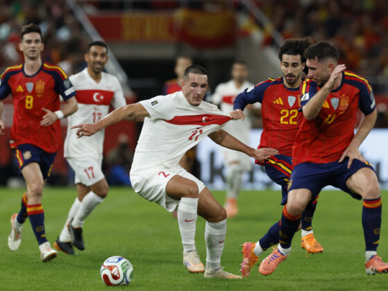 SEVILLA, 18/11/2025.- El delantero de Turquía, Deniz Gül (i), disputa el balón ante los jugadores de la selección española, Marc Cucurella y Aymeric Laporte, durante el encuentro correspondiente a la fase de clasificación para el Mundial 2026 que disputan hoy martes España y Turquía en el estadio de La Cartuja, en Sevilla. EFE / Julio Muñoz.