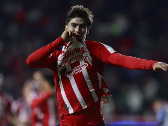 Armando González, delantero de las Chivas