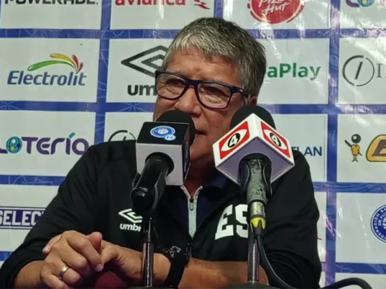 Hernán "Bolillo" Gómez, técnico de la selección salvadoreña