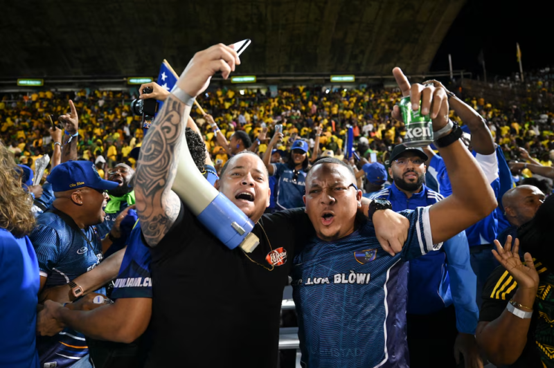 La locura del público de Curazao tras la clasificación al Mundial (Photo by Ricardo MAKYN / AFP)