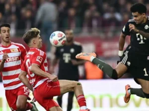 Luis Díaz disputando un balón ante los jugadores del Union Berlin. Foto: @FCBayern