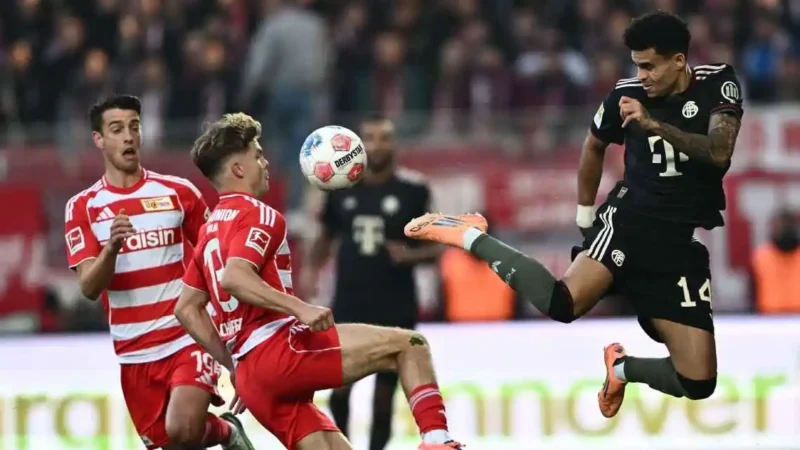 Luis Díaz disputando un balón ante los jugadores del Union Berlin. Foto: @FCBayern