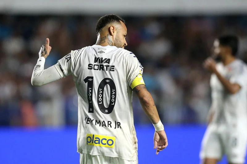 El Santos de Neymar se libra del descenso tras golear al Cruzeiro Neymar Jr., Jugador del Santos de Brasil