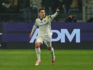 Adrian Bernabé celebra el 1-2 en el Parma vs AC Milan. Foto: EFE