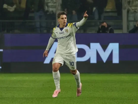 Adrian Bernabé celebra el 1-2 en el Parma vs AC Milan. Foto: EFE