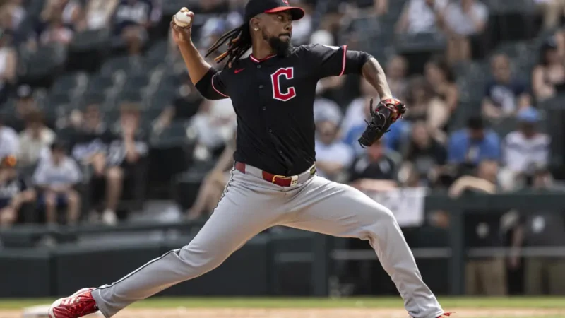 Emmanuel Clase y Luis Ortiz, acusados por amaño de apuestas en la MLB