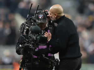 Pep Guardiola con camárografo l CBSSportGolazo