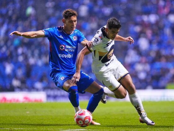 Jesús Orozco Chiquete y Rodrigo Lòpez, durante el partido correspondiente a la jornada 17 del torneo Apertura 2025 de la Liga BBVA MX, entre la Máquina Celeste del Cruz Azul y los Pumas de la UNAM, realizado en el estadio Cuauhtémoc. / Instagram: @pumasmx