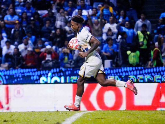 Alvaro Angulo anota gol de penal, durante el partido correspondiente a la jornada 17 del torneo Apertura 2025 de la Liga BBVA MX, entre la Máquina Celeste del Cruz Azul y los Pumas de la UNAM, realizado en el estadio Cuauhtémoc. / Instagram: @pumasmx