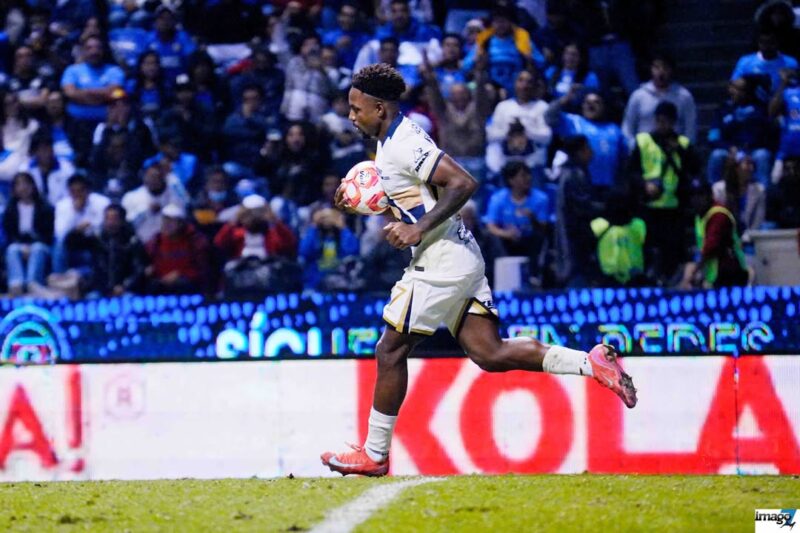 Alvaro Angulo anota gol de penal, durante el partido correspondiente a la jornada 17 del torneo Apertura 2025 de la Liga BBVA MX, entre la Máquina Celeste del Cruz Azul y los Pumas de la UNAM, realizado en el estadio Cuauhtémoc. / Instagram: @pumasmx