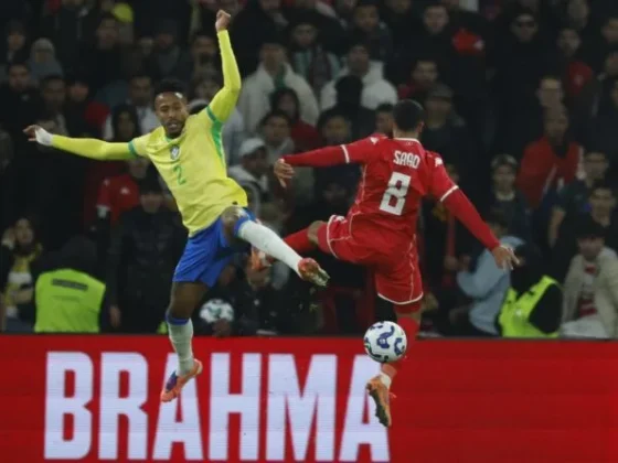EL central de Brasil Eder Militao ante el tunecino Saad durante el partido amistosos que han jugdo Túnez y Brasil en Villeneuve-d'Ascq, Francia. EFE/EPA/MOHAMMED BADRA