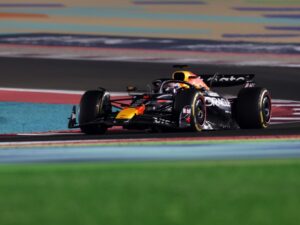 Verstappen gana en Qatar y mantiene la pelea hasta la última carrera
