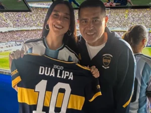 La artista Dua Lipa vive la pasión argentina en La Bombonera
