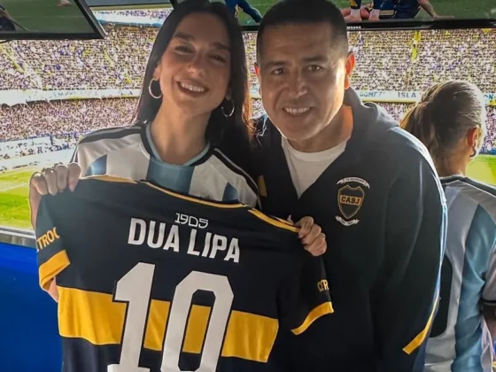 La artista Dua Lipa vive la pasión argentina en La Bombonera