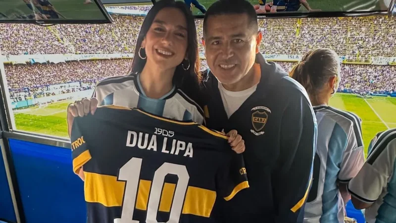 La artista Dua Lipa vive la pasión argentina en La Bombonera