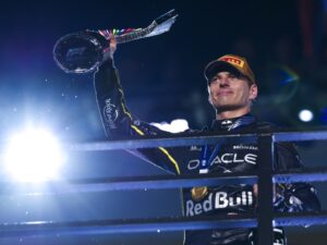 Verstappen va por el mundial tras descalificación de los McLaren