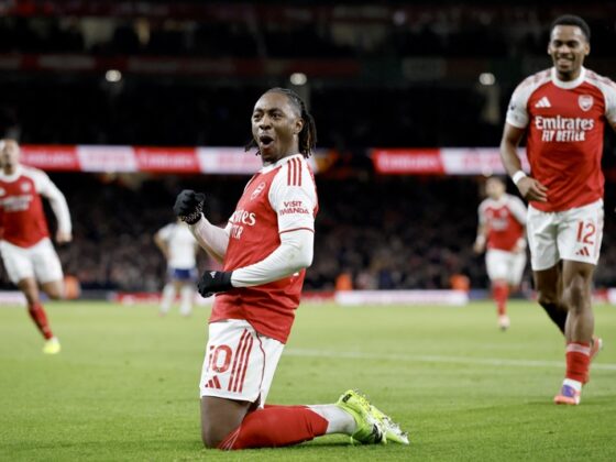 LONDON (United Kingdom), 23/11/2025.- Eberechi Eze (C) of Arsenal celebrates after scoring the 2-0 goal during the English Premier League match between Arsenal and Tottenham Hotspur in London, Britain, 23 November 2025. (Reino Unido, Londres) EFE/EPA/TOLGA AKMEN EDITORIAL USE ONLY. No use with unauthorized audio, video, data, fixture lists, club/league logos, 'live' services or NFTs. Online in-match use limited to 120 images, no video emulation. No use in betting, games or single club/league/player publications.