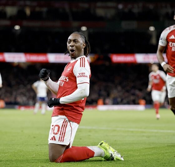 LONDON (United Kingdom), 23/11/2025.- Eberechi Eze (C) of Arsenal celebrates after scoring the 2-0 goal during the English Premier League match between Arsenal and Tottenham Hotspur in London, Britain, 23 November 2025. (Reino Unido, Londres) EFE/EPA/TOLGA AKMEN EDITORIAL USE ONLY. No use with unauthorized audio, video, data, fixture lists, club/league logos, 'live' services or NFTs. Online in-match use limited to 120 images, no video emulation. No use in betting, games or single club/league/player publications.