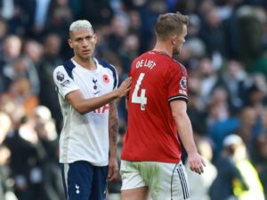 LONDON (United Kingdom), 08/11/2025.- Tottenham Hotspur's Richarlison (L) and Manchester United's Matthijs de Ligt (R) react after the English Premier League match between Totttenham Hotspur and Manchester United, in London, Britain, 08 November 2025. (Reino Unido, Londres) EFE/EPA/NEIL HALL EDITORIAL USE ONLY. No use with unauthorized audio, video, data, fixture lists, club/league logos, 'live' services or NFTs. Online in-match use limited to 120 images, no video emulation. No use in betting, games or single club/league/player publications.