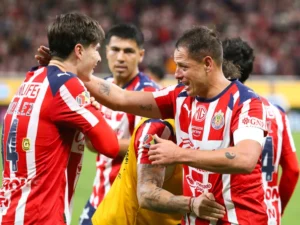 Armando González y Javier "Chicharito" Hernández festejan un gol de Chivas. Foto: EFE