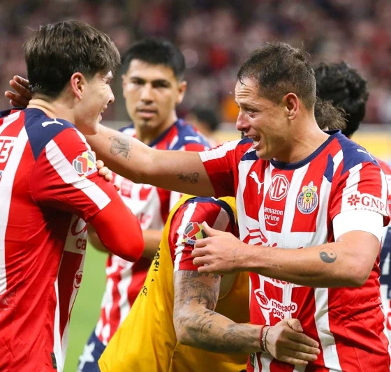 Armando González y Javier "Chicharito" Hernández festejan un gol de Chivas. Foto: EFE