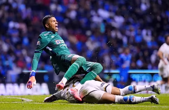 Kevin Mier en la acción de su lesión con Carrasquilla.