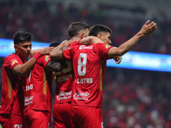 Jugadores del Toluca celebrando triunfo ante América. / X: @TolucaFC