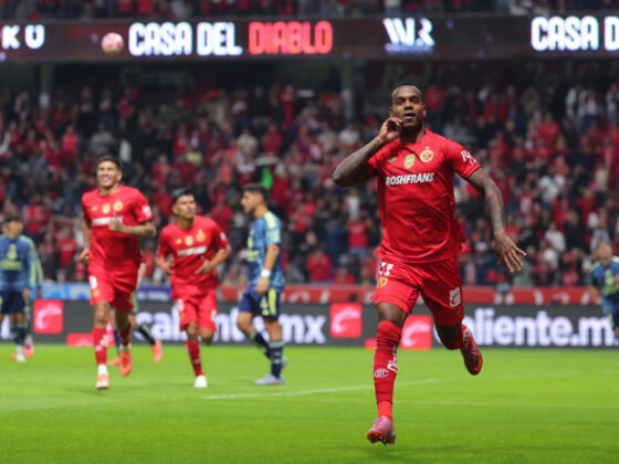 Helinho celebrando su gol ante América. / X: @TolucaFC