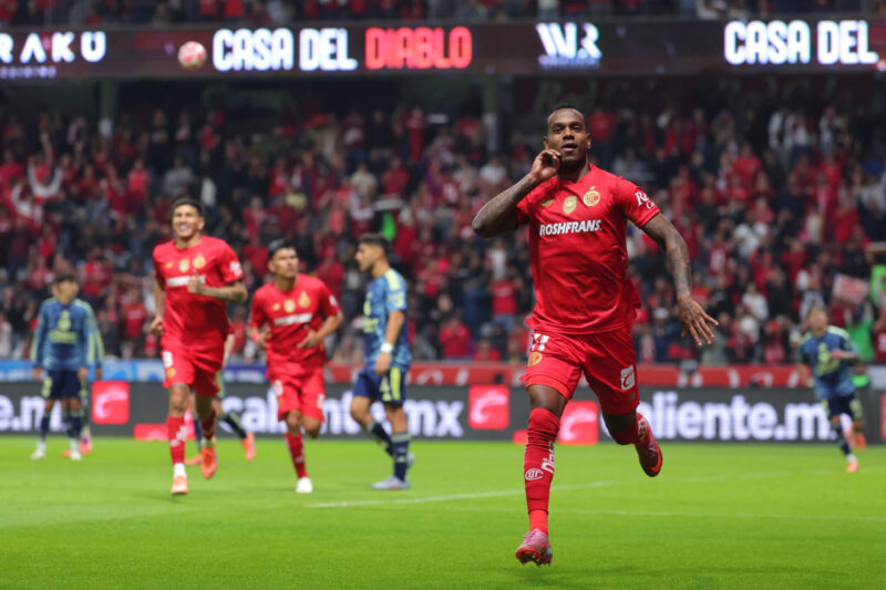 Helinho celebrando su gol ante América. / X: @TolucaFC