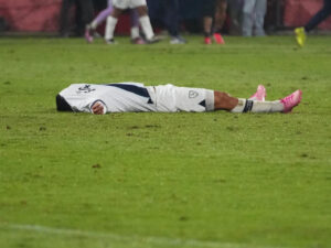 Jugador de Guatemala se lamenta tras quedarse sin opciones de clasificar al Mundial 2026. Captura de pantalla.