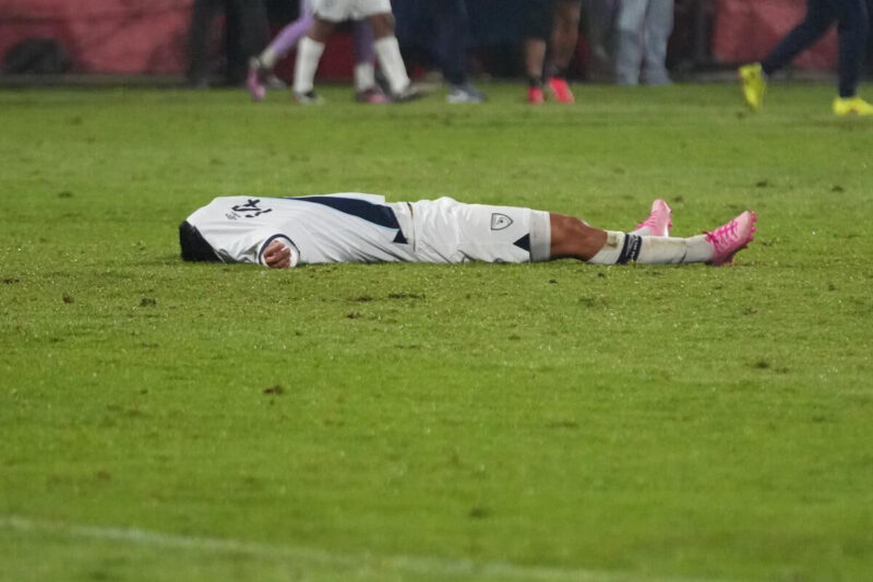 Jugador de Guatemala se lamenta tras quedarse sin opciones de clasificar al Mundial 2026. Captura de pantalla.