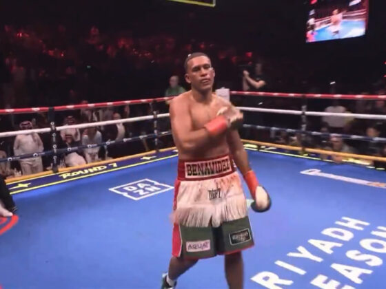 David Benavidez celebra su victoria ante Anthony Yarde. Captura de pantalla.