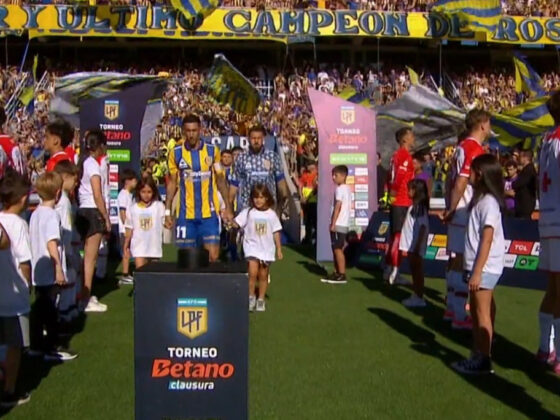 Jugadores de Estudiantes dan la espalda al campeón Rosario Central. Captura de pantalla.