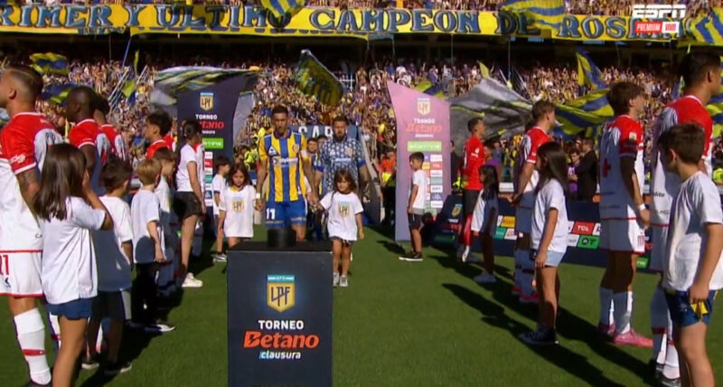 Jugadores de Estudiantes dan la espalda al campeón Rosario Central. Captura de pantalla.
